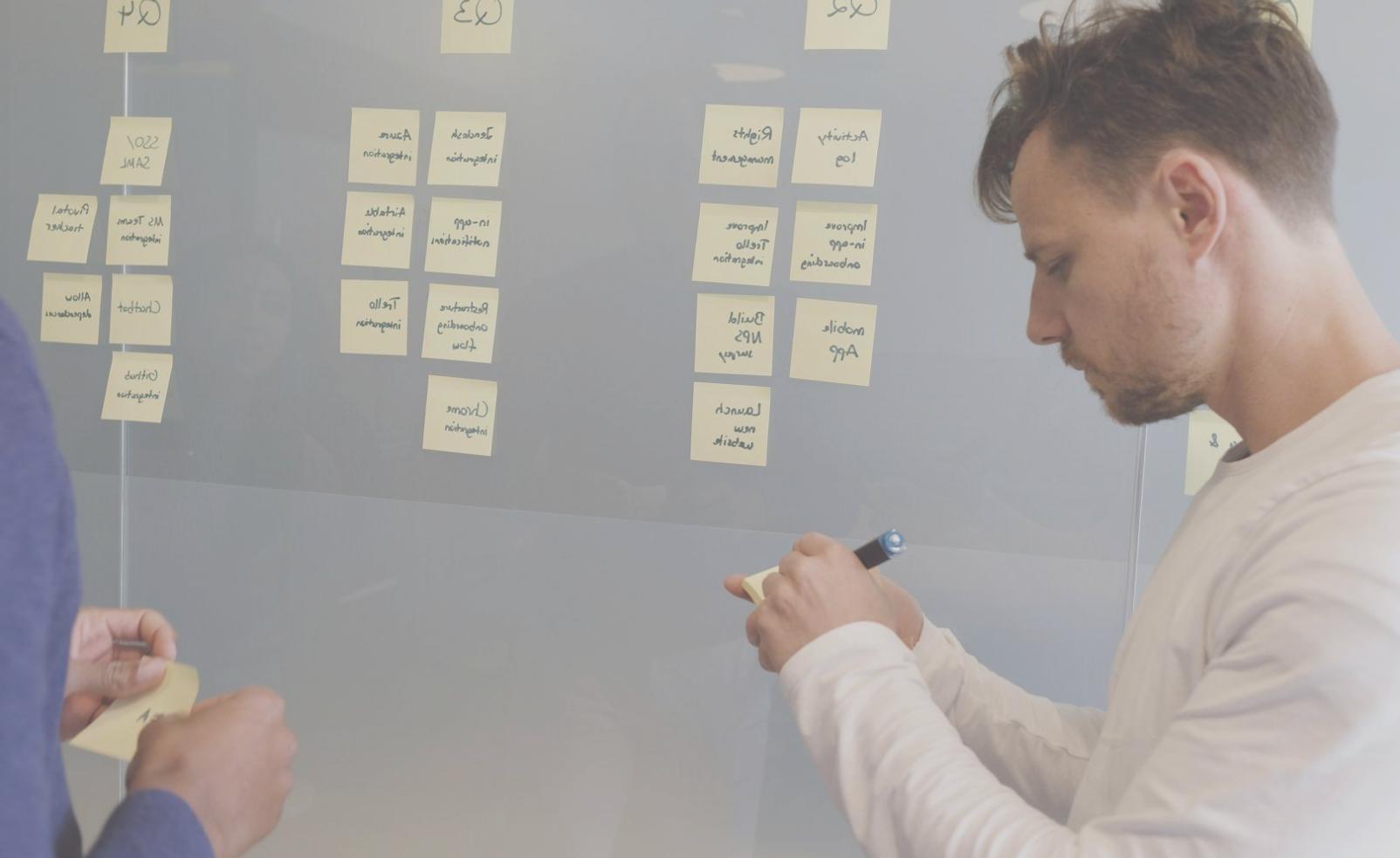 Équipe travaillant sur analyse de marché